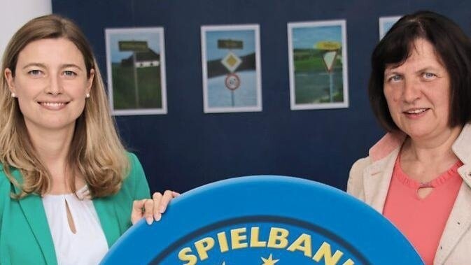 Den Erlös aus Spieltischaktionen in Höhe von 2.500 Euro nahm Andrea Löffler (re.) für "Bürger helfen Bürgern" von Direktorin Andrea Fritz entgegen.