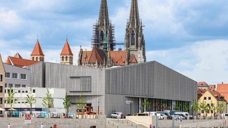 Mittelalter und Moderne, Kontrast und Harmonie: das neue Museum und der Dom in Regensburg.