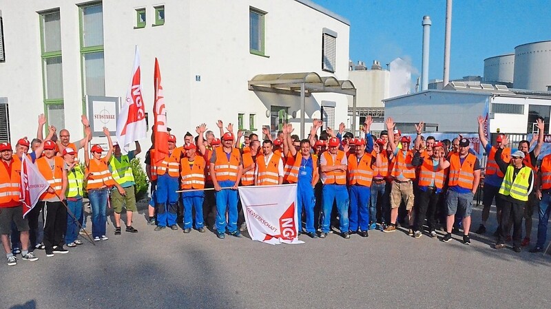 Unzufrieden: Mitarbeiter der Südstärke streiken in Sünching.