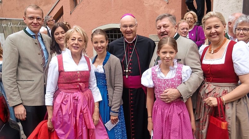 Die Wirtsleute Monika (2. v. l.) und Herbert Schmalhofer (2. v. r.) mit Tochter Stefanie (r.) , Enkelinnen und Bischof Dr. Rudolf Voderholzer.