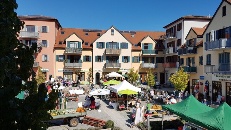 Der Herbstmarkt auf dem Further Dorfplatz bot eine fast schon italienisch anmutende Kulisse.