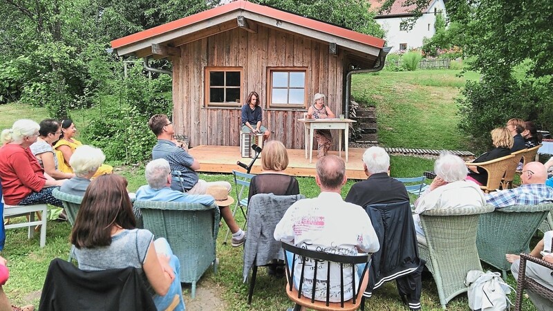 Unter freiem Himmel genossen die Zuhörer die Lesung der Mitglieder des Literaturkreises im idyllischen Garten der Familie Schürzinger.