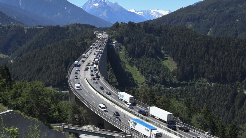 Auf der Europabrücke der Brennerautobahn gibt es immer wieder Staus. Unter anderem Fahrverbote auf bestimmten Ausweichstrecken in Tirol sollen die Anrainer-Dörfer entlasten.