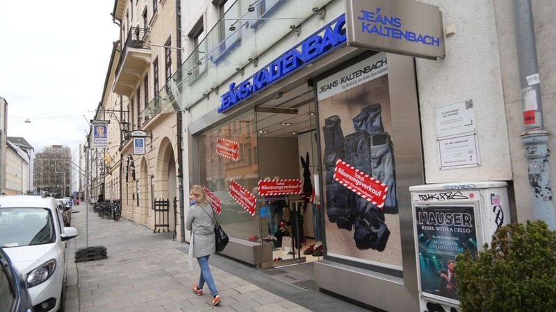 Der markante Schriftzug ist in der Stadt bekannt, der Laden eine Institution. Trotzdem schließt Jeans Kaltenbach an der Herzogspitalstraße 4 für immer. Jetzt heißt es erst einmal Räumungsverkauf.