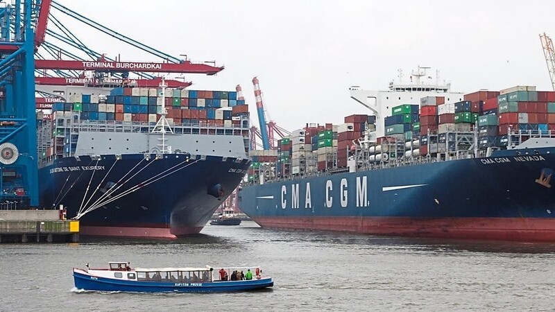 Containerschiffe im Hamburger Hafen: Deutsche Unternehmen haben erneut weniger Waren ins Ausland verkauft.