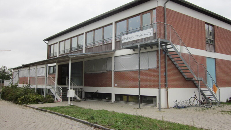 Die Baustelle am Kindergarten St. Josef hat sich über die vergangenen Jahre zu einem Geduldsspiel für alle Beteiligten entwickelt. Nach vielen Verzögerungen sollen die Kinder die neuen Gruppenräume, Stand jetzt, im Januar 2020 beziehen können.