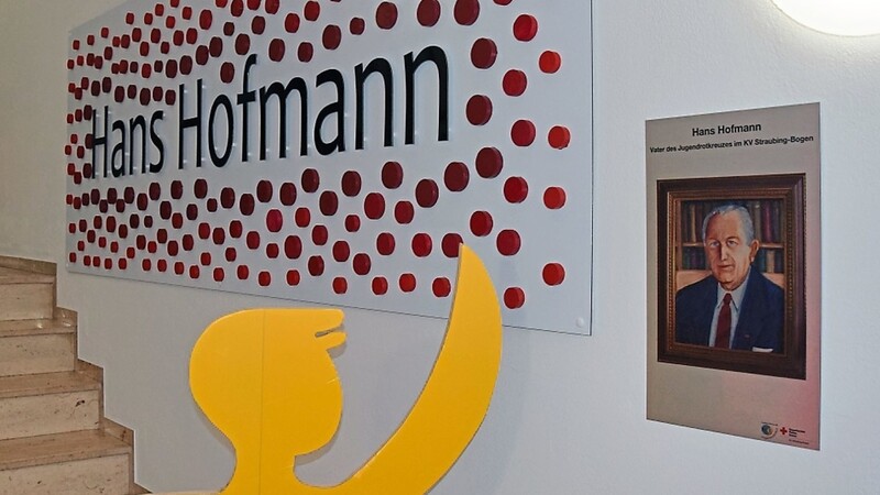 Der Eingangsbereich des Hans-Hofmann-Hauses mit dem vom Jugendrotkreuz selbst gestalteten Eingangsschild. Daneben eine Reproduktion eines Gemäldes von Hans Hofmann, das lange im Lehrsaal des Hauses hing und mittlerweile in Familienbesitz ist.