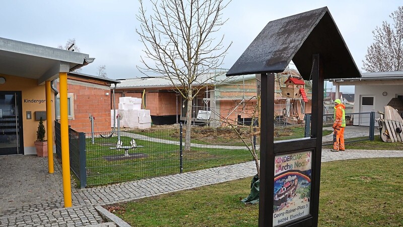 Die Gemeinde Elsendorf saniert und erweitert gerade ihren Kindergarten (unser Bild), Aiglsbach hat gerade eine neue Kindertagesstätte gebaut. Beide Kommunen haben jetzt einen Antrag an die Stadt Mainburg auf Beteiligung an diesen Investitionskosten auf den Weg gebracht.