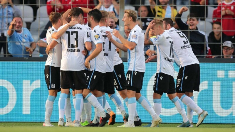 Weiß-blaue Jubel-Traube: Der TSV 1860 fährt seinen ersten Saisonsieg gegen Zwickau ein.