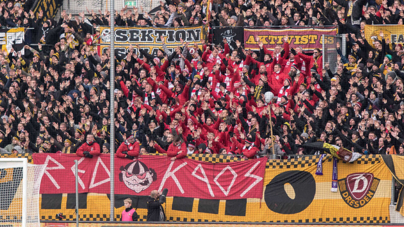 Die Staatsanwaltschaft München hat diesen Schriftzug der Ultra-Gruppe "Red Kaos" verboten. Jetzt boykottieren die Anhänger des FSV Zwickau.