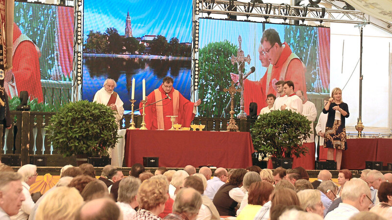 Pfarrer Alexander Blei (Mitte) feierte gemeinsam mit zahlreichen Besuchern am ersten Dultsonntag den Festgottesdienst in der Festhalle Widmann.