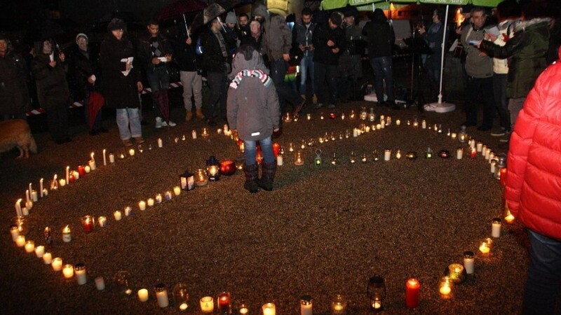 Mit ihren Kerzen stellten die Menschen in Viechtach 2016 das "Peace"-Symbol dar - unter dem Motto: "Lichter für Syrien". Diesen Sonntag findet eine Menschenkette am Stadtplatz statt und es wird der Opfer des Anschlags in Halle gedacht.