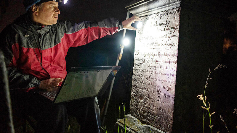 Der Berliner Judaist Detlef Müller dokumentiert und entziffert die Inschriften auf den teilweise hunderte von Jahren alten Grabsteinen auf dem jüdischen Friedhof in Baiersdorf.