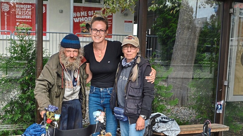 Der obdachlose Helmut nahm gestern von Daniela Vilsmeier (Mitte) und Vera Fenor seinen neuen Rollator entgegen. Rechts im Bild sein alter Rollator, den Jugendliche angezündet hatten.