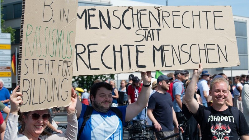 In Kassel gingen am Samstag Tausende Menschen gegen eine Kundgebung der Partei "Die Rechte" auf die Straße.