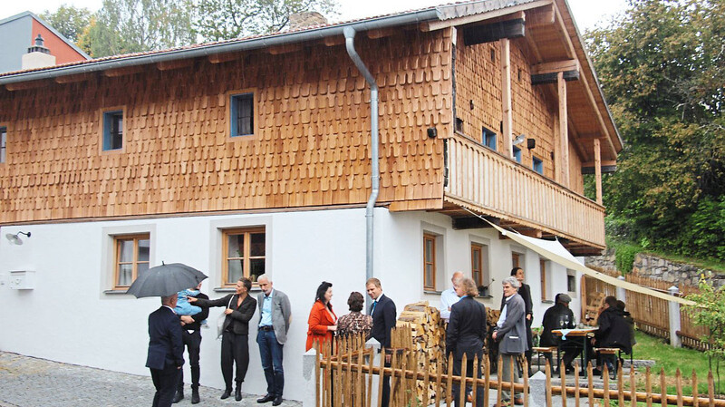 Am Nachmittag besuchte Bezirkstagspräsident Olaf Heinrich das ausgezeichnete Schießl-Haus in Kollnburg.