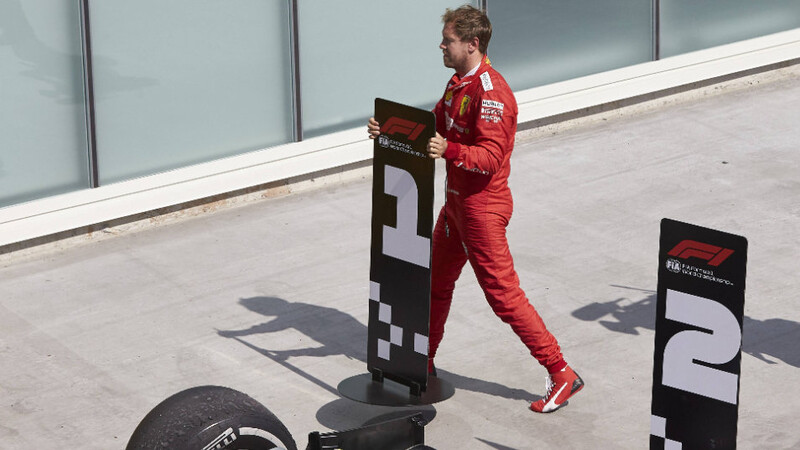 Nach einer Zeitstrafe nur Zweiter: Sebastian Vettel fühlt sich um den Sieg in Kanada betrogen - und ändert schnell mal die Reihenfolge.