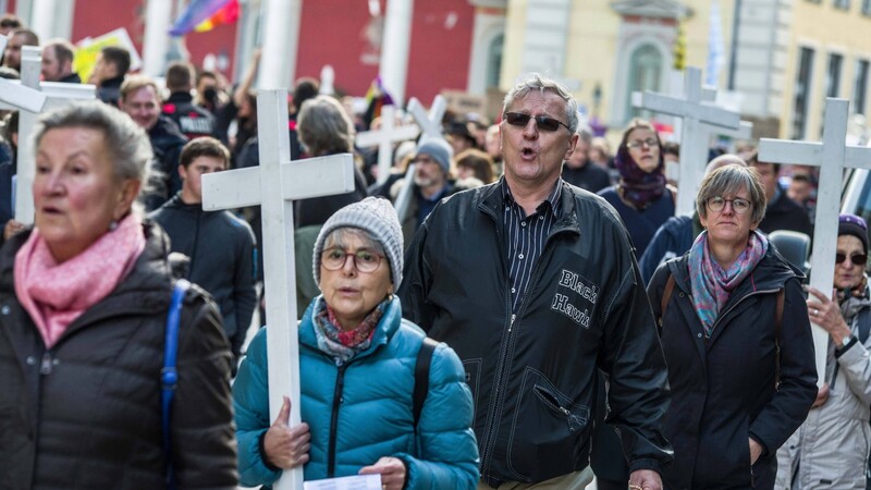 Abtreibungsgegner bei einem Demonstrationszug im Oktober vergangenen Jahres in München. In der Mitte: Der Mann, der mit Flugblättern gegen Ärzte hetzt, die legal Abtreibungen durchführen.