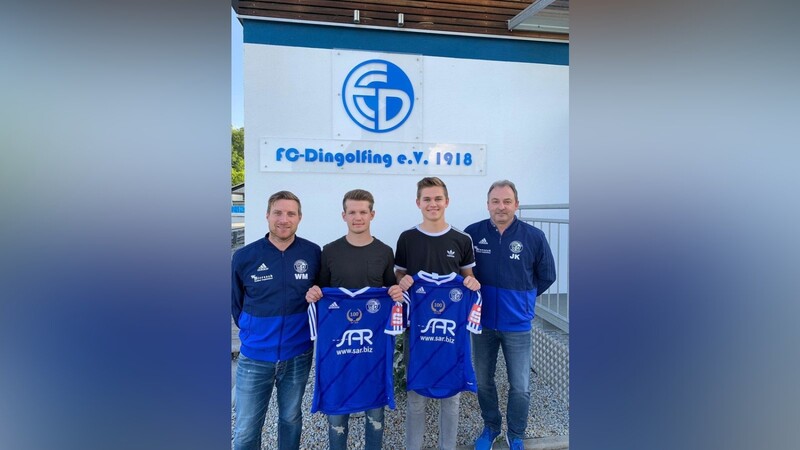 Die beiden FCD-Funktionäre Manuel Wimmer und Konrad Johann freuen sich über die beiden Neuzugänge Fabian Laubner und Christoph Laimer.