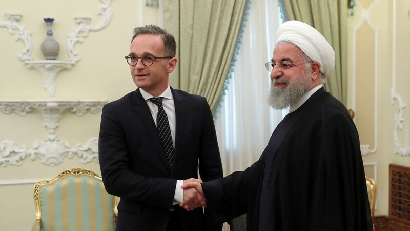 Irans Präsident Hassan Ruhani (r.), begrüßt Bundesaußenminister Heiko Maas. In Teheran erlebte der SPD-Politiker seine bislang schwärzeste Stunde als Chefdiplomat.