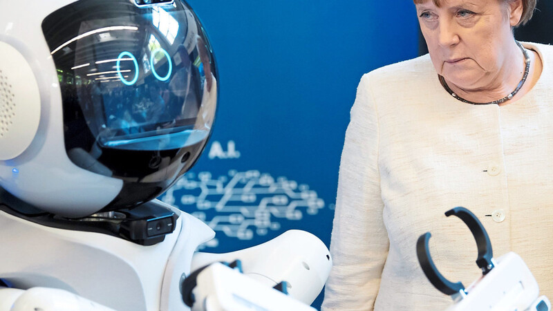 Ein wenig skeptisch beäugt Angela Merkel den Pflegeroboter an der Technischen Universität München. Dabei wünscht sich die Bundeskanzlerin technischen Fortschritt, wie sie betonte.  Foto: dpa