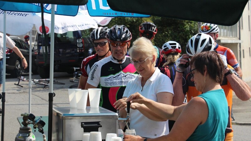 In Viechtach zapfte Ermelinde Illing gemeinsam mit Ingrid Brunner frisches Wasser für die Radfahrer. Rund 2 000 fuhren durch die Stadt.