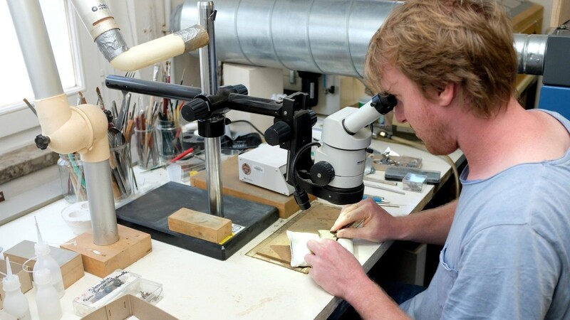 Restaurator Janos Neumann arbeitet mit Fingerspitzengefühl und mithilfe seines Mikroskops daran, dass Fundstücke erhalten bleiben.
