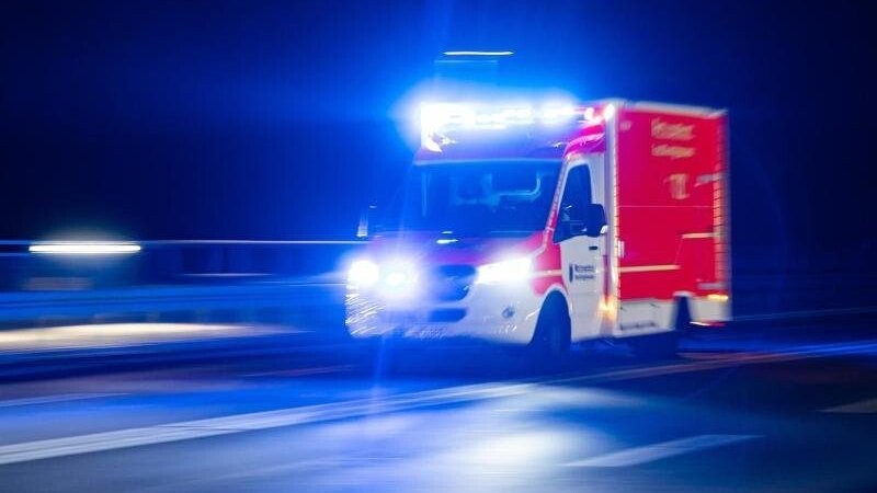 Am Samstagabend fanden Passanten in Regensburg einen verletzten Mann (Symbolbild).