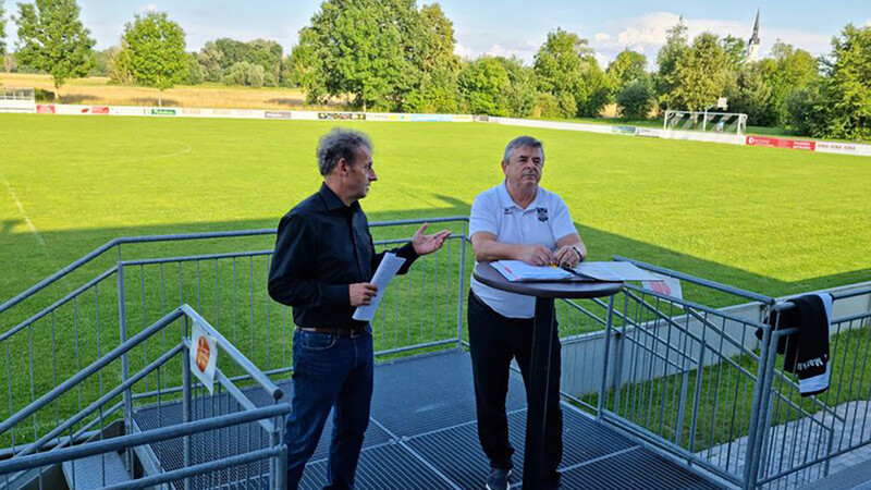 Bürgermeister Peter Eisgruber-Rauscher (links) mit dem TSV-Vorsitzenden Richard Bergmoser (rechts) auf der Tribüne des TSV-Häusl.  Foto: TSV