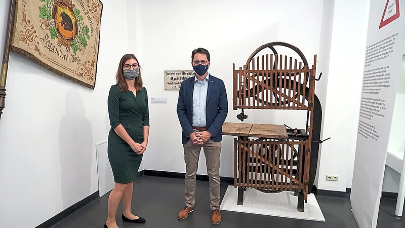 Kuratorin Anja Fröhlich unternahm mit Oberbürgermeister Dr. Christian Moser einen Rundgang durch die Ausstellung "Vorsicht Arbeit !" im Handwerksmuseum.