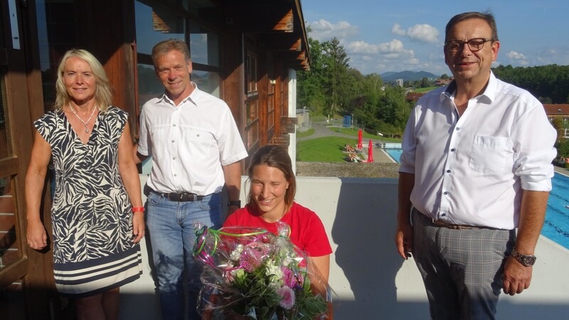 Die 1. Vorsitzende des Freibad-Fördervereins Anna Schräml mit Blumen, Bürgermeister Franz Wittmann (re.) sowie Manuela Wittmann (v.li.) und Josef Moser von der Vorstandschaft.
