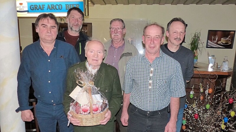 Die Vorstandschaft der Jagdgenossenschaft gratulierte Karl Heider zu 45 Jahren Jagdpacht Rettenbach.