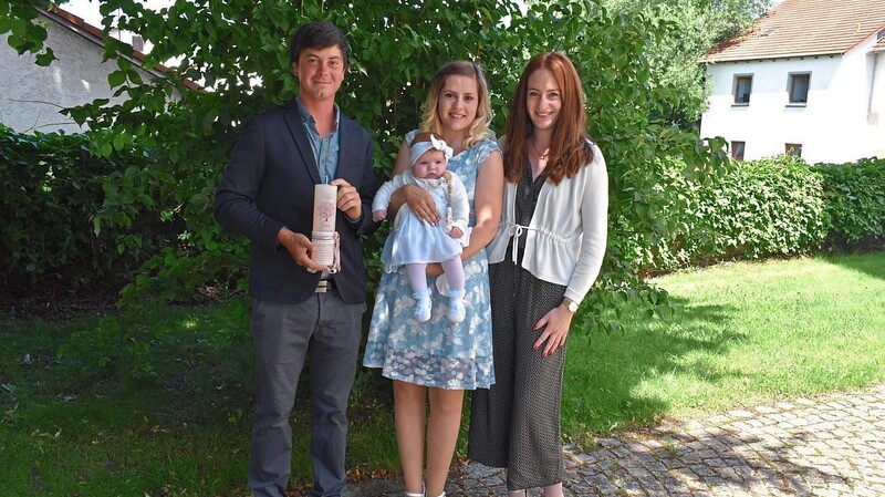 Die Eltern Michael und Vanessa Bierl sowie Taufpatin Rebecca Preißer (Mitte) mit Sina