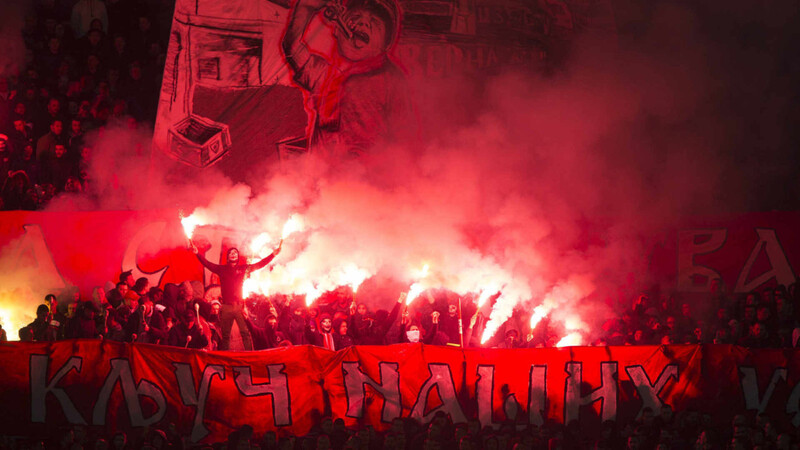Für Pyrotechnik und Gewalt bekannt: Die Fans von Roter Stern Belgrad.