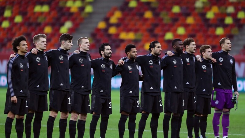 Deutschlands Spieler bei der Nationalhymne vor dem Spiel.