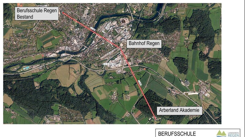 Diese Luftaufnahme zeigt die Entfernung vom Bahnhof in Regen zur bestehenden Schule sowie zum geplanten Neubau.