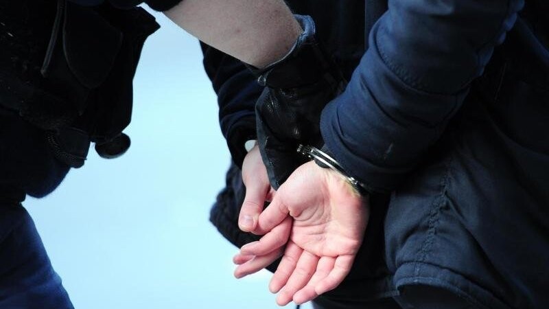 Am Mittwoch wurde ein 30-jähriger Mann aus der Oberpfalz festgenommen. Er war unter anderem als falscher Polizist in der Region unterwegs, um ahnungslose Verkehrsteilnehmer aus dem Ausland abzukassieren. (Symbolbild)