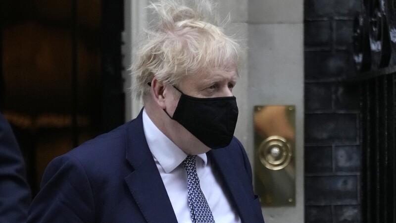 Boris Johnson verlässt seinen Amtssitz, um im britischen Unterhaus eine Erklärung zu den Lockdown-Partys abzugeben.