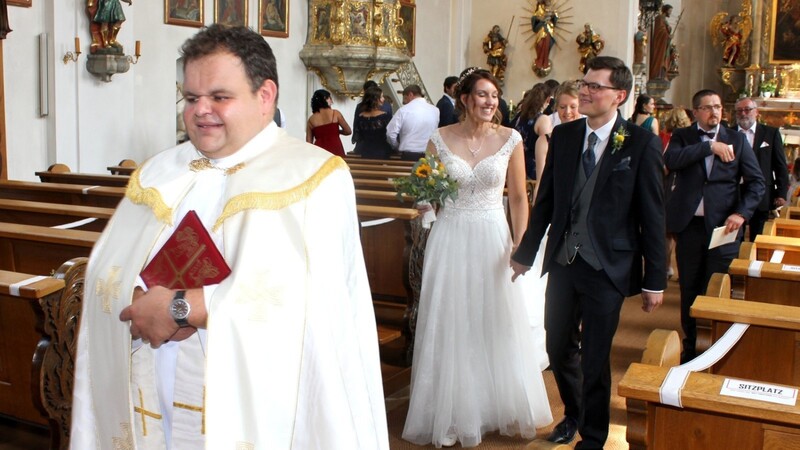 Kaplan Daniel Schmid führt das frischvermählte Paar aus der Kirche.