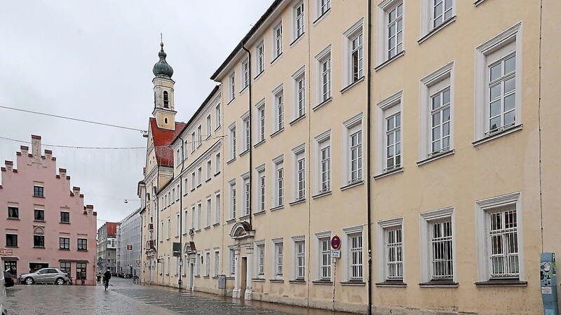 Mehr Platz für die Realschule und eine Zweigstelle des Diözesanmuseums: Der denkmalgeschützte Klosterkomplex an der Ecke Neustadt/Bischof-Sailer-Platz wird in den kommenden Jahren umfangreich erneuert.