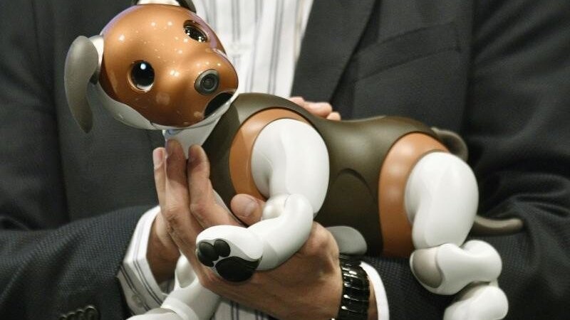 Präsentation von Sonys Roboterhund Aibo auf einer Veranstaltung in Tokio.