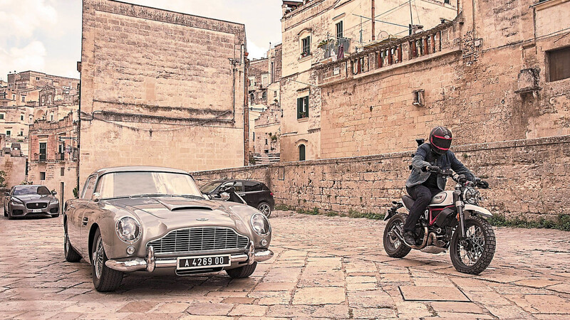 In einem Aston Martin hetzt James Bond in einer Szene des jüngsten Bond-Films "Keine Zeit zu sterben" durch die Straßen von Matera in Italien. Auch von diesem Drehort weiß "Der James Bond Atlas" zu berichten.