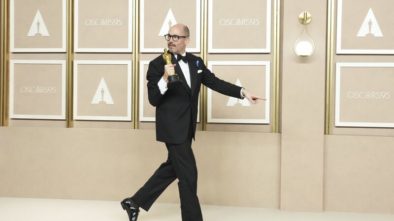 Regisseur Edward Berger im Presseraum der Oscar-Verleihung im Dolby Theatre.