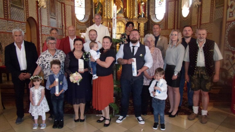 Philipp und Martina Stauber traten an den Traualtar und Hannes Stauber wurde am Samstagnachmittag im Kreis seiner Familienangehörigen getauft.