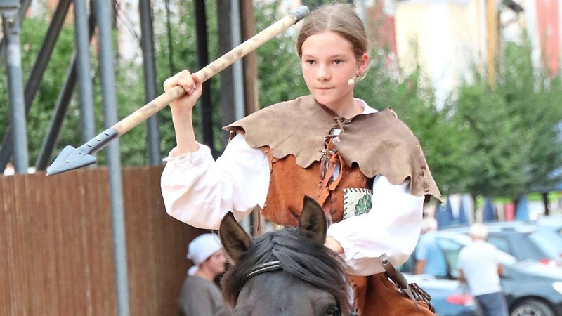 Ein Bild, das in Furth Geschichte schreibt: Mit Franziska Hierstetter reitet erstmals ein Mädchen offiziell gegen den Drachen an - wenn auch nur im Festspiel der Kinder.