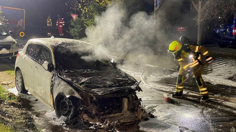 In der Nacht zum Sonntag brannten zwei Autos in Wenzenbach im Landkreis Regensburg.