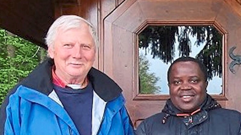 Kaplan Steven Luyima freut sich über die Spende vom Kapellenbauverein Sattelbogen.