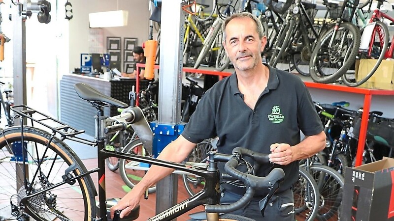 Werner Braun, Inhaber von Zweirad Pritscher. "Morgens suchen wir im Internet nach passenden Teilen, auch bei der Konkurrenz", sagt Braun.