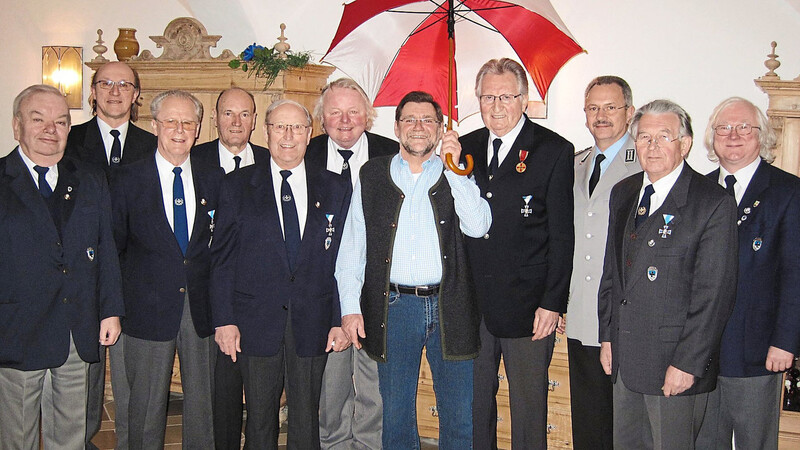 Ein Bild aus besseren Zeiten: Die Führungsriege der KSK Achdorf im Jahre 2009 mit dem Vorsitzenden Gerd Steinberger (mit Schirm) anlässlich des Schirmherrnbittens zum 150-jährigen Bestehen der KSK.