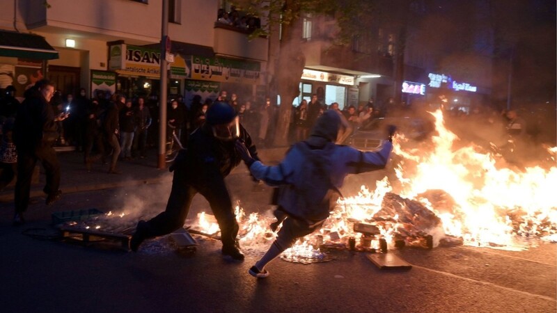 Polizei und Teilnehmer gerieten bei einem Feuer am Rande des Demonstrationszug linker und linksradikaler Gruppen unter dem Motto "Demonstration zum revolutionären 1. Mai" aneinander.